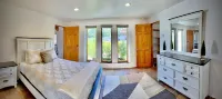 Private 5 BDR Pet Friendly Mountain Villa w/ Jacuzzi minutes from Santa Fe โรงแรมใน