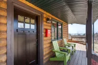 Freshly Remodeled Cabin w/ stunning Lake Views