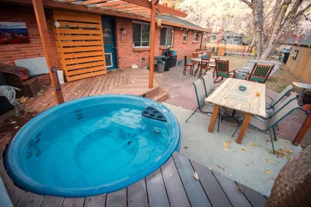 COZY Lower Level 3 Bedroom Private Suite in South Boulder Отели в г. Боулдер
