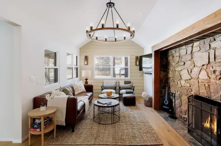 NEWLY RENOVATED Pet Friendly Home Отели рядом с достопримечательностью «оз. Биг Бэар»