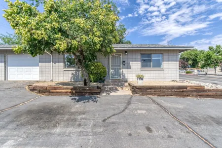 Zen Den, peaceful and bright 2BR by Midtown! Отели в г. Рено