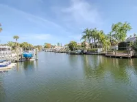 STUNNING TAMPA BAY WATERFRONT RETREAT~Close to airport, beaches, stadium & more!