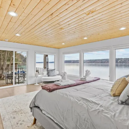 Vashon Modern Beachfront Getaway: Pet & Family-Friendly with Stunning Views!