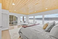 Vashon Modern Beachfront Getaway: Pet & Family-Friendly with Stunning Views!