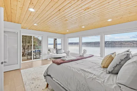 Vashon Modern Beachfront Getaway: Pet & Family-Friendly with Stunning Views! Отели рядом с достопримечательностью «Lavender Hills Farm»