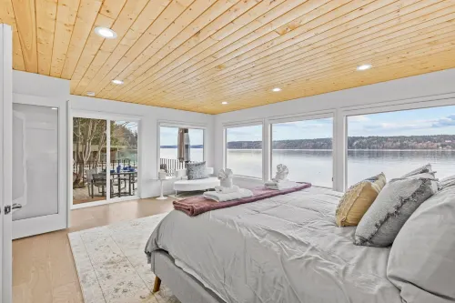 Zen & Modern beachfront home on Vashon- grill/pet/family/wifi/games/beach/seals
