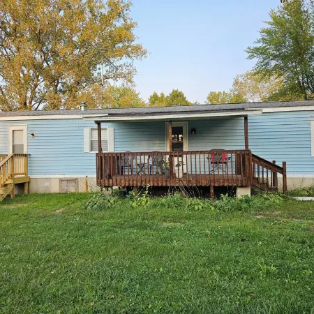 Peaceful and cozy newly remodeled mobile home, just 10 miles from South Haven!