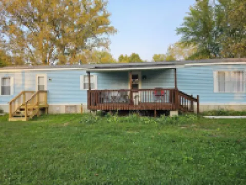 Peaceful and cozy newly remodeled mobile home, just 10 miles from South Haven!