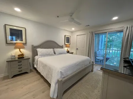 3 Bed/3 Bath Remodeled End Unit & 5 min to Beach! Pet Friendly!!