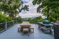 The Red House: Panoramic Views and Walk to Town