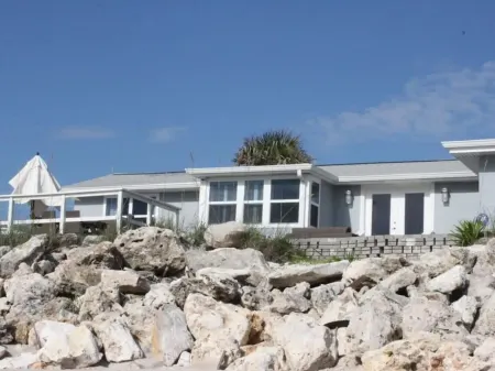 "Seaglass Cottage" - Direct Oceanfront, Vilano beach access near St. Augustine Отели в г. Вилано-Бич