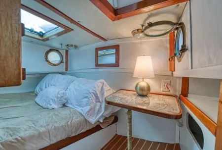 Historic Charming Boat in Downtown Harbor