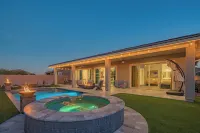 Luxury 3-bedroom Retreat with Gorgeous Heated Pool - Spring Training, Golf & PIR