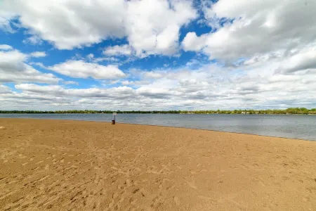 Sunset Retreat 4 Seasons Lake Home - Pedal Boat, Canoe & Kayak