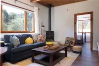 Tranquil cottage with fenced garden, fire pit, bbq, outdoor dining and hot tub.