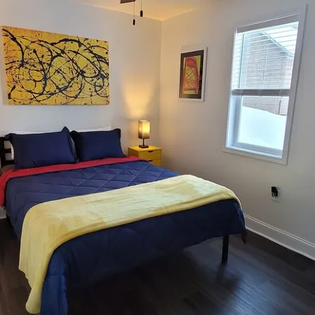 Style-Ish 2 bed lower with all season sun room Отели в г. Ишпеминг