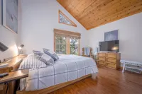 Beautiful Lakehouse with private dock on Apple Canyon Lake!