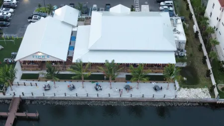 Tropical Waterfront Pool Home, Private Dock, Kayaks, Direct Access to Tampa Bay! Отели в г. Apollo Beach