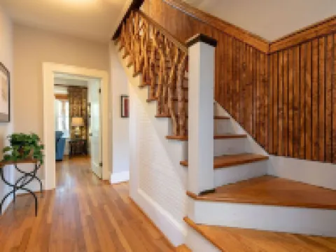 Beautifully Restored Craftsman Home - Downtown Weaverville - Fenced Pet Yard Hotels in Weaverville