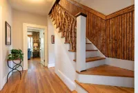 Beautifully Restored Craftsman Home - Downtown Weaverville - Fenced Pet Yard