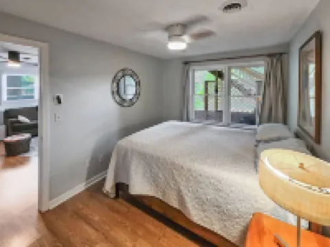 Keowee Adventures ~ Peaceful Lakefront Home on Keowee ~ 7 Miles from Clemson! Hoteles en Seneca