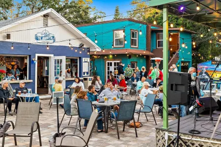 Beautifully renovated beach cottage!