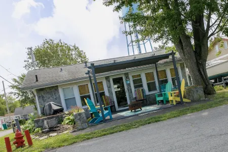 Happy Harbor:  cute cottage 1 block from Indian Lake. Отели в г. Расселлс Пойнт