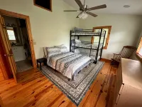 Darren's Place is a Rustic Secluded Mountain Home, with Lots of Space to Roam. Grandfather Country Store附近的飯店