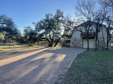 A unique & private country setting, close to everything in North Austin! Отели рядом с достопримечательностью «The Quarry Splash Pad»