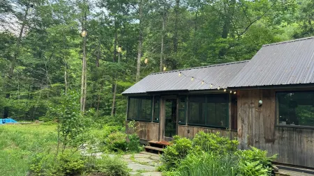 Wellness Getaway with a Personal Sauna, and Private River Beach! Отели в г. Ньюфан