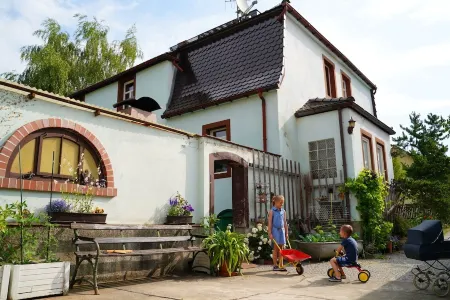 small oasis in Radebeul (for 4 persons) Отели рядом с достопримечательностью «Sächsisches Staatsweingut Schloss Wackerbarth»