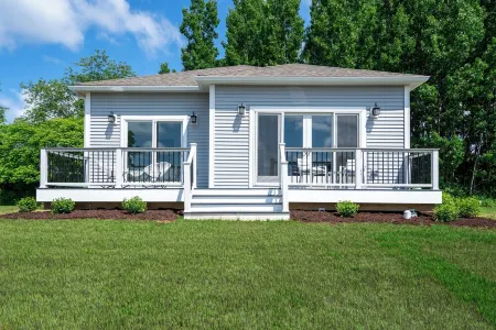 Charming  2-bedroom house with AC, WiFi with mountain and lake views!