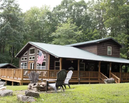 Cabin with beautiful mountain and valley views Hotels in Sequatchie County