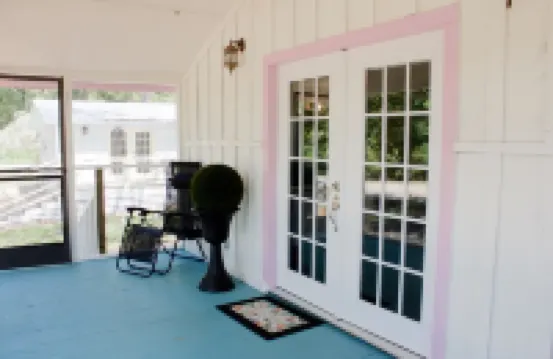 King Bed, Screened in Porch, Kitchen, Shower, Wifi, Roku, Near Ratcliff Lake