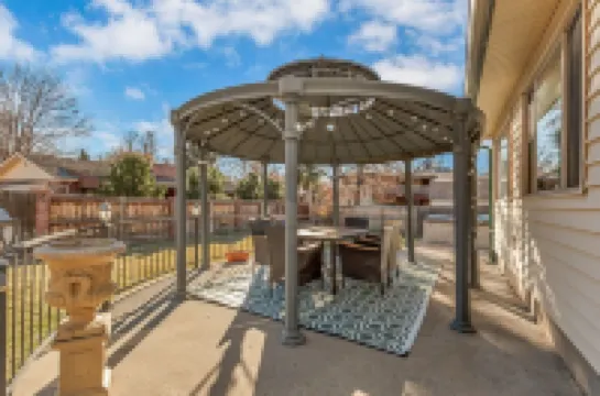 ᨒFIREHAUSᨒHotTubᨒCinemaᨒBBQᨒBadmintonᨒGames