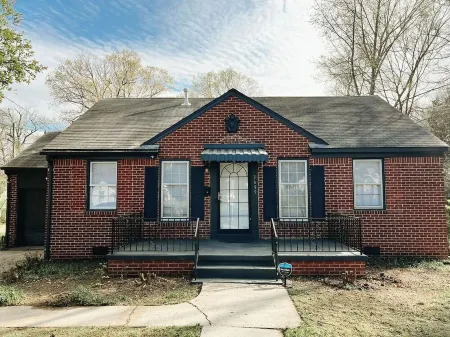 Welcome to your Memphis retreat steps from the vibrant University of Memphis!