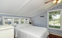 Sunnyside Up - Small Dog Friendly Waterfront Cottage