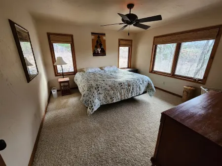 Guest house on secluded 120 acre property minutes from Chain 0' Lakes