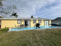 Island Cottage-Boat Ramp Nearby. Walk to Jug Creek Marina!