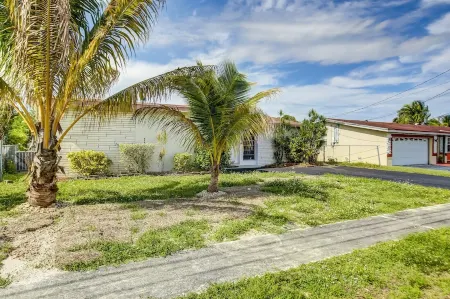 New! Lush Villa w/ Pool and King Bed Sleeps 10..