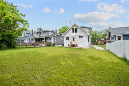 Farmhouse - Fire Pit, Grill, Record Player, 10mi to City