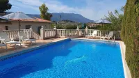 Beautiful detached villa set in lush  gardens, large private pool, sleeps 6 - Uima-altaat