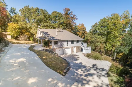 Serene Lake Retreat: Enjoy lake views and privacy with 15 wooded acres