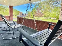 Park view ⁞ Porch swing ⁞ Game room ⁞ 2BA ⁞ Manchester Manor: an elegant escape