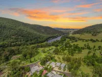 Somerset Dam Retreat - Relax & unwind. Sleeps 10 Hotels in Esk