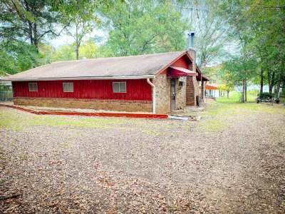 Little Minnow is a Pet friendly water front home on Toledo Bend in a quiet cove. South Toledo Bend State Park附近的飯店