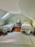 Heart of downtown, walk to harbor, Martha’s Vineyard ferry, bikeway and beach!