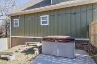 Cozy Cottage- Hot Tub/16 mi from Asheville/ Fire Pit/Arcade/Foosball