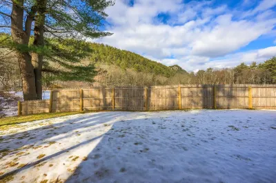 Outdoor Sauna, Hot tub, Fire Pit, Dogs Welcome! Hotels near Monument Mountain