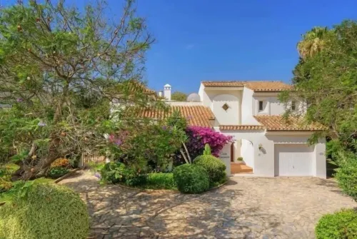 Beautiful Villa set in a quiet cul-de-sac close to all amenities